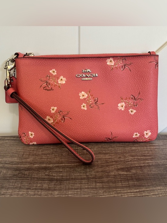 Coach Handbags - EUC Coach Floral 💐 Leather Wristlet